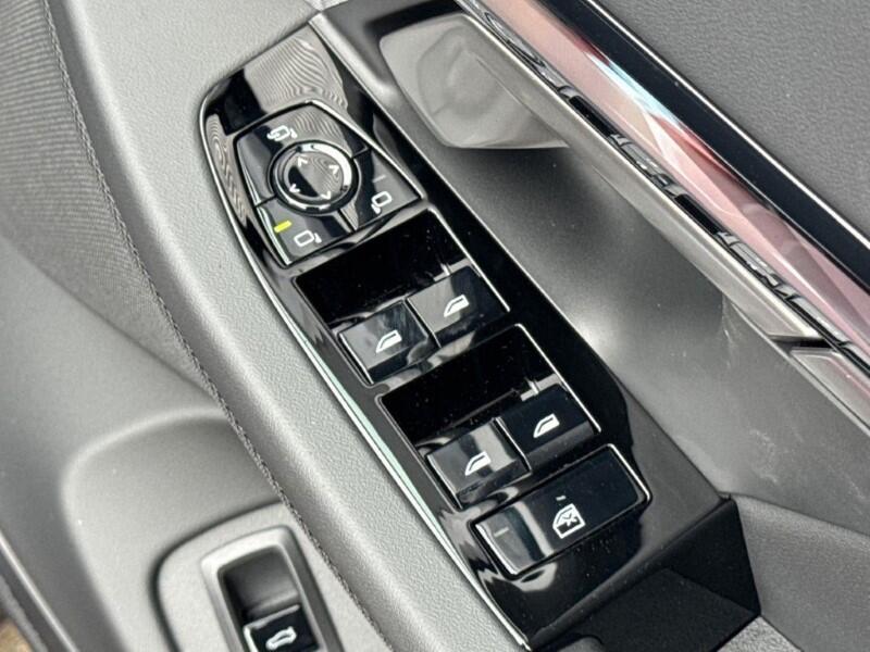 BMW 5 Series view 24
