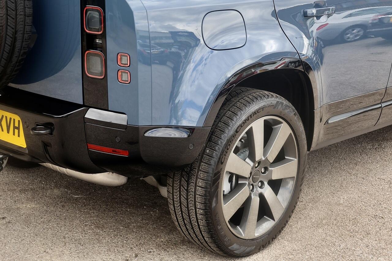 Land Rover Defender 110 view 24