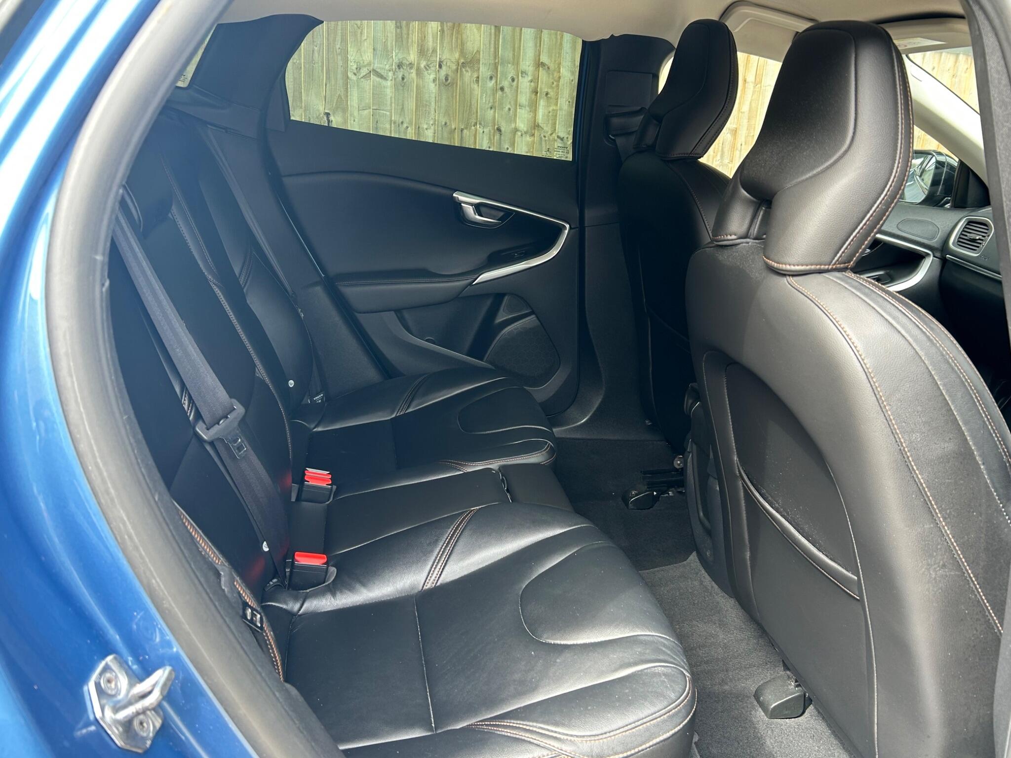 Volvo V40 Cross Country view 36