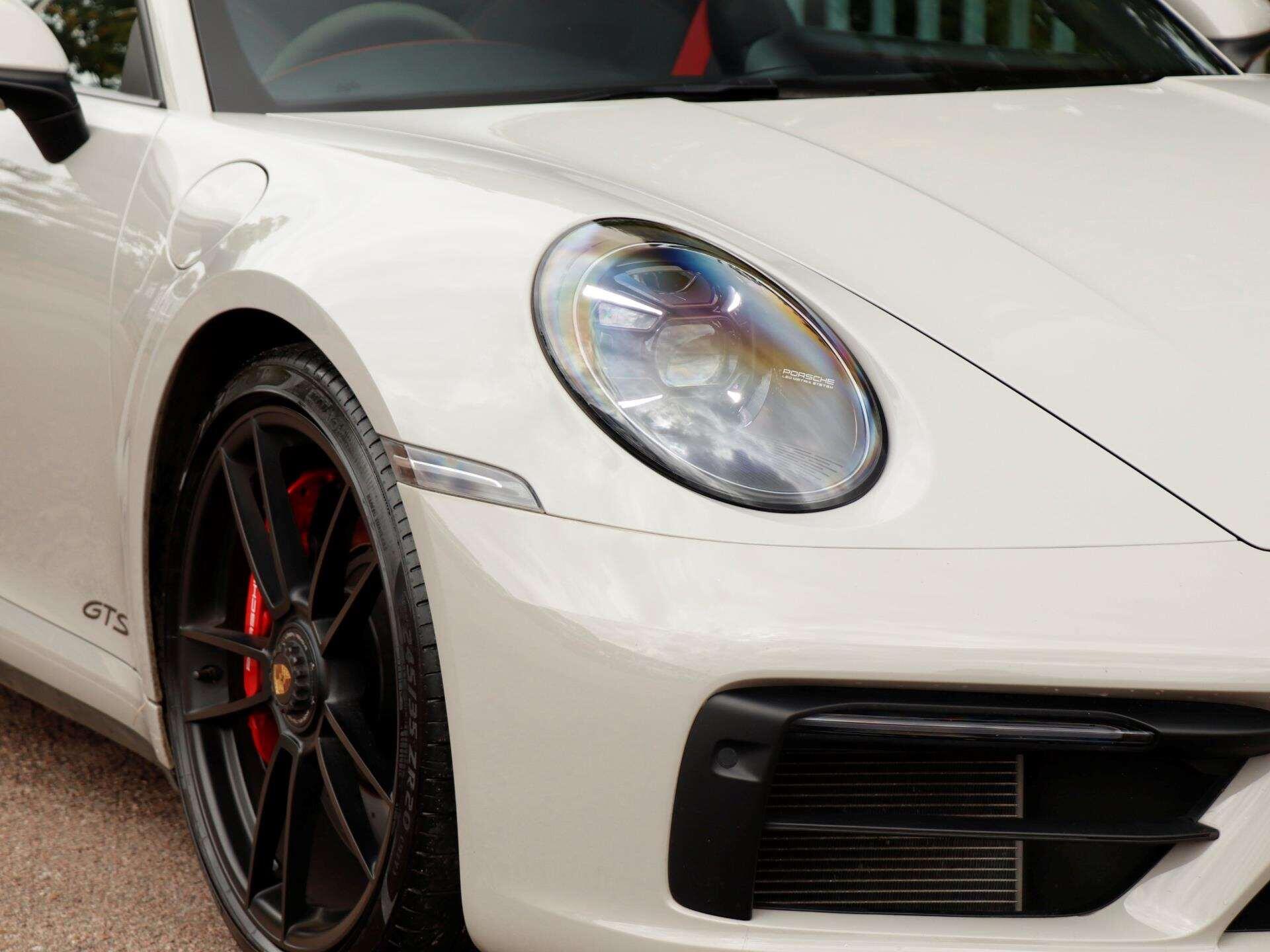 Porsche 911 view 32