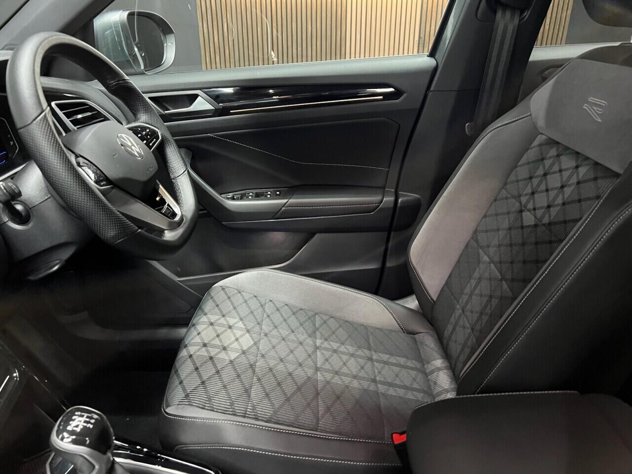Volkswagen T-Roc view 28