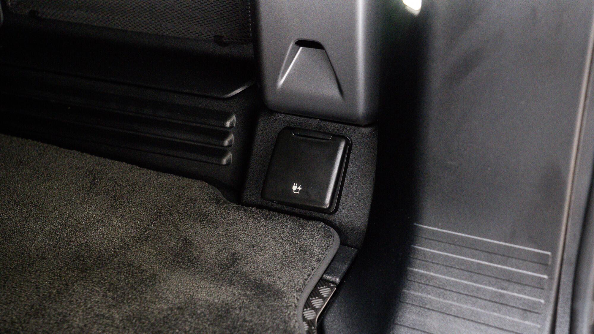 Land Rover Defender 110 view 59
