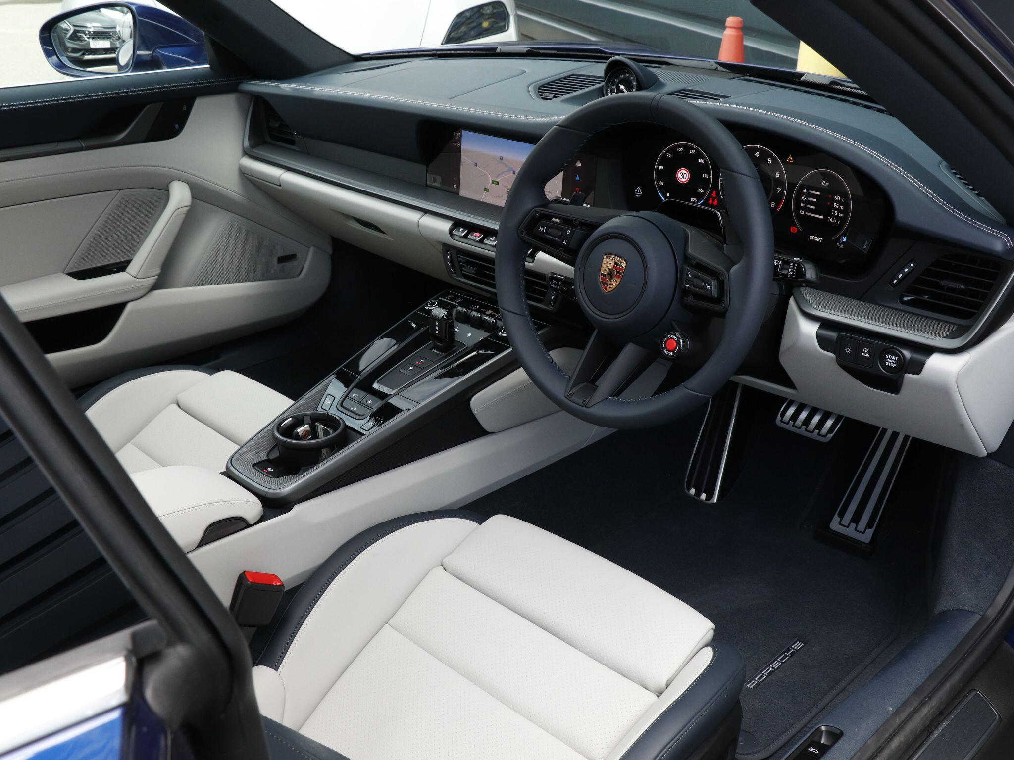 Porsche 911 view 10