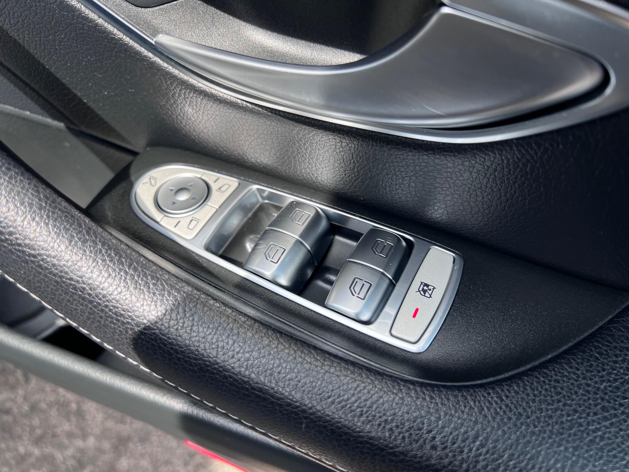 Mercedes-Benz E Class view 29