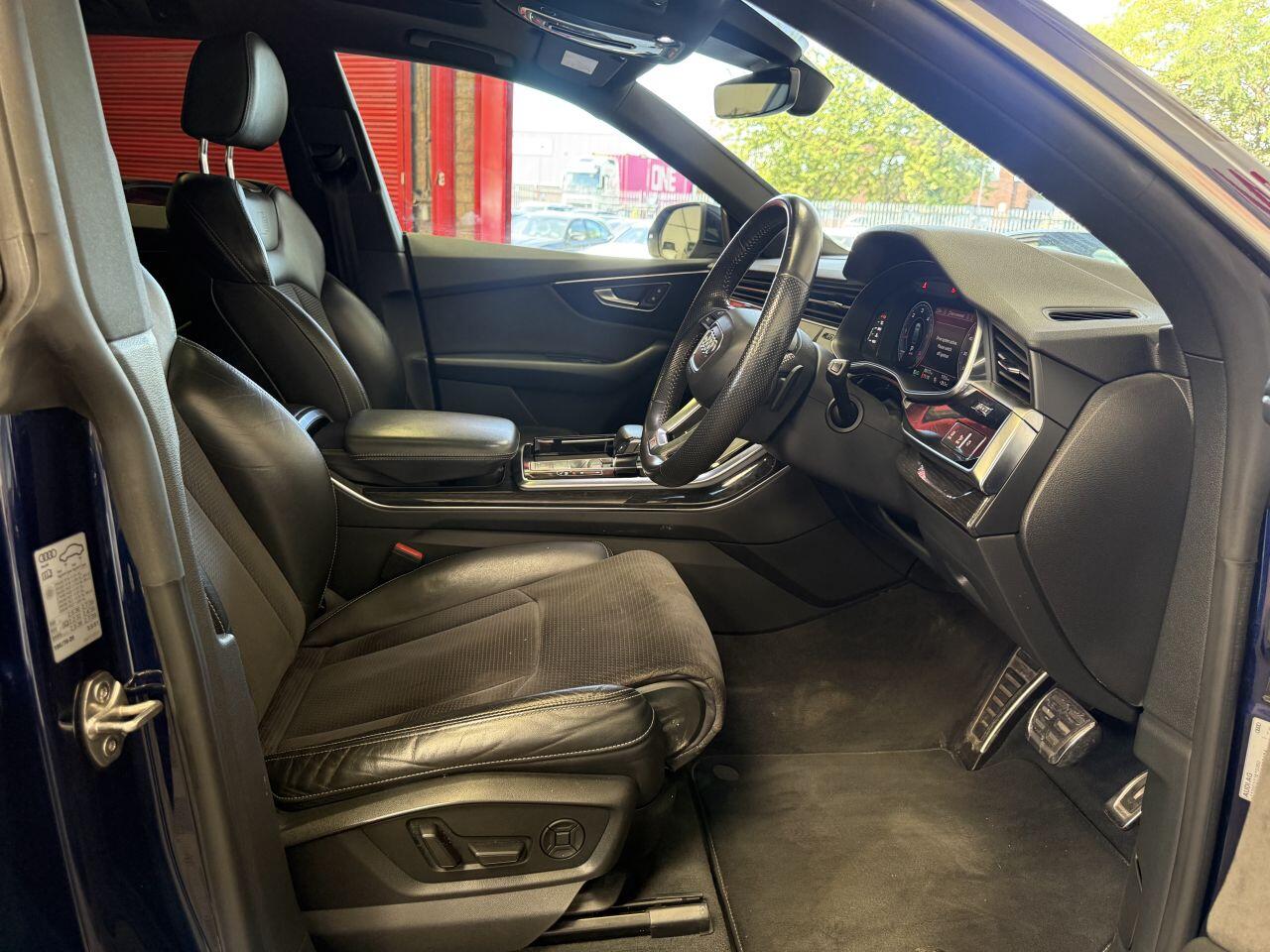 Audi Q8 view 32