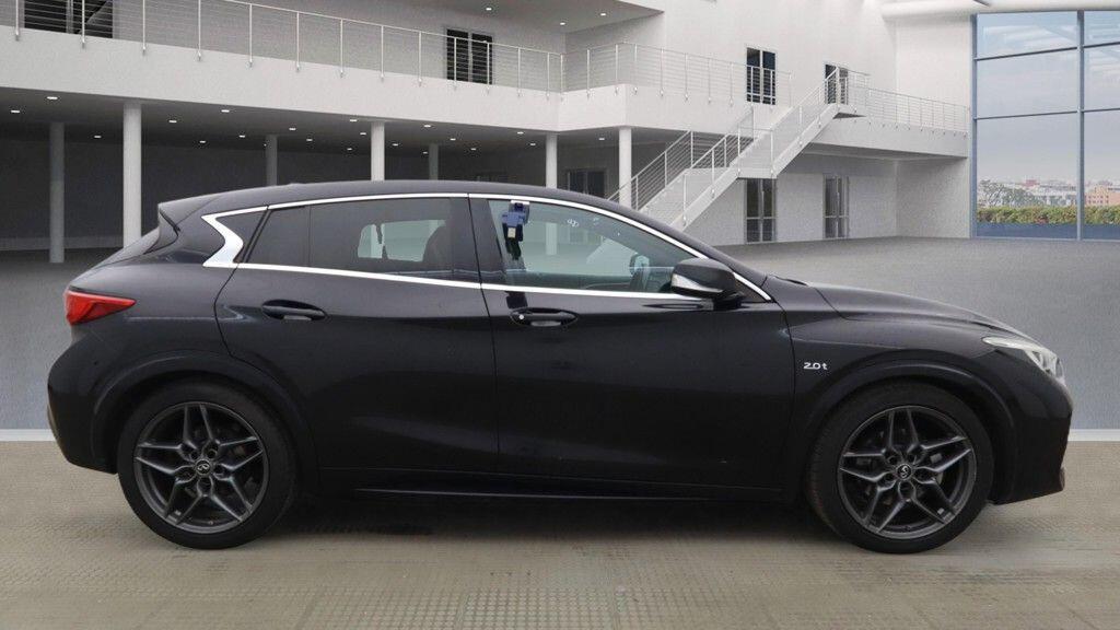 Infiniti Q30 view 8