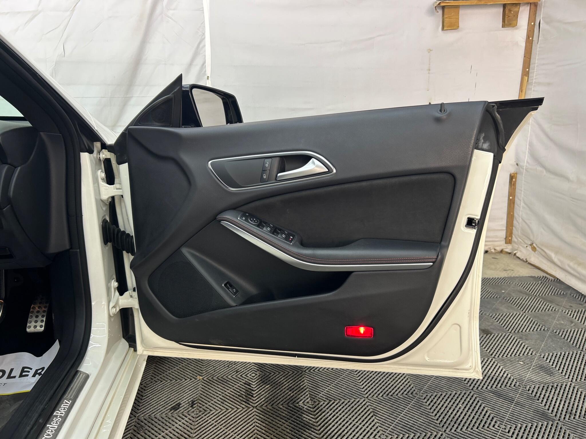 Mercedes-Benz Cla view 27