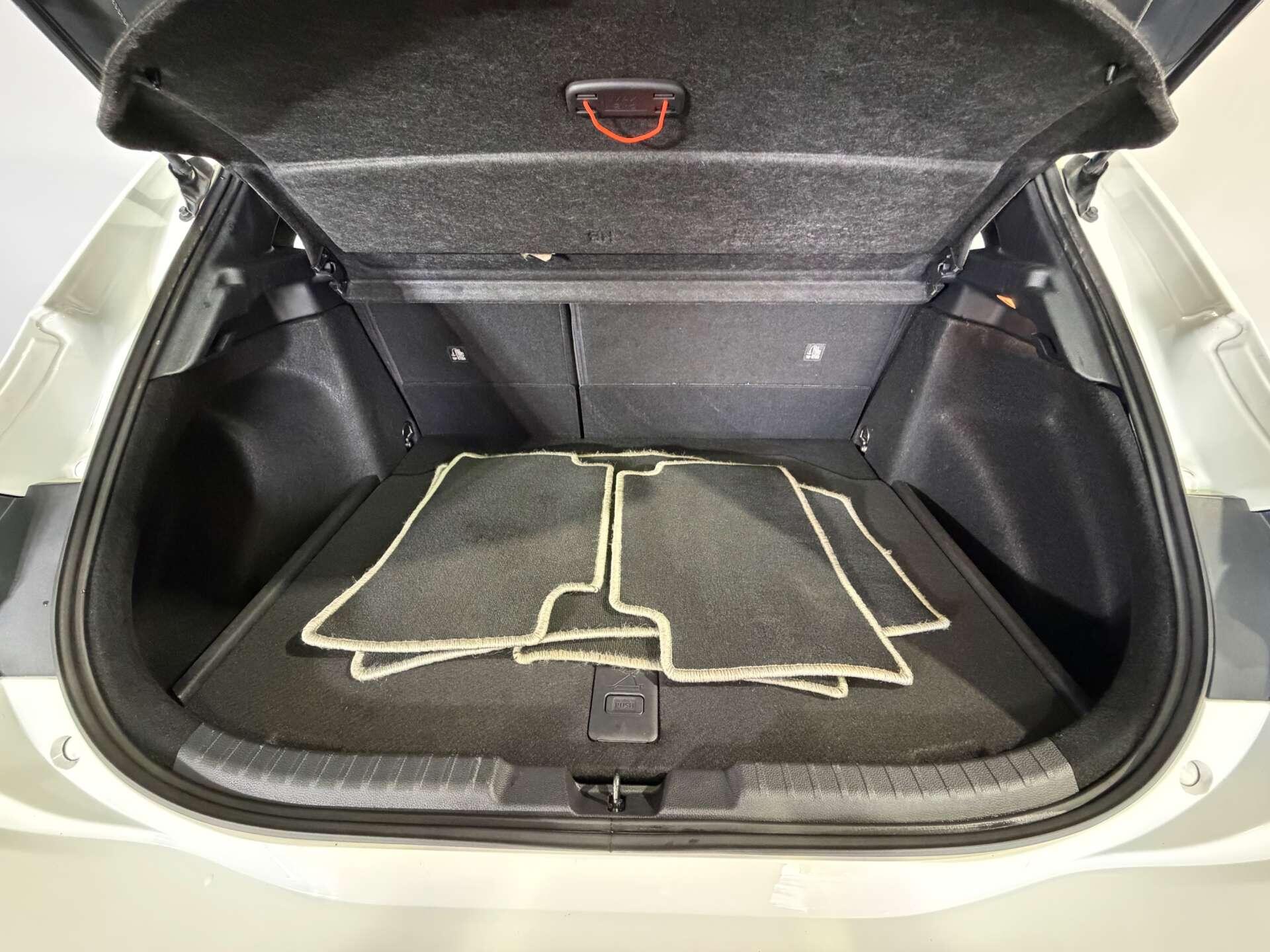 Toyota Corolla view 13