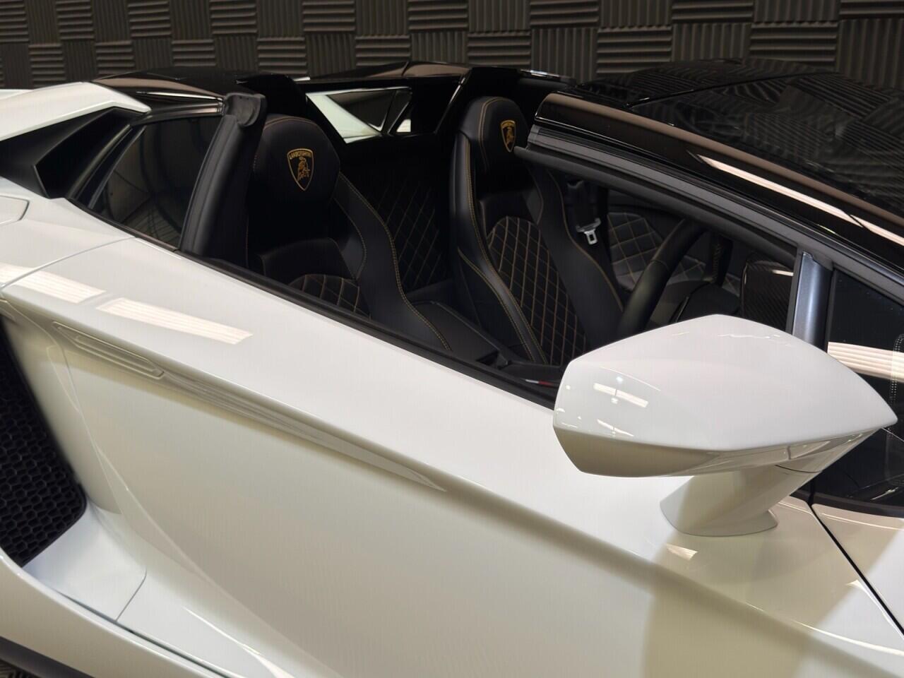 Lamborghini Aventador view 7