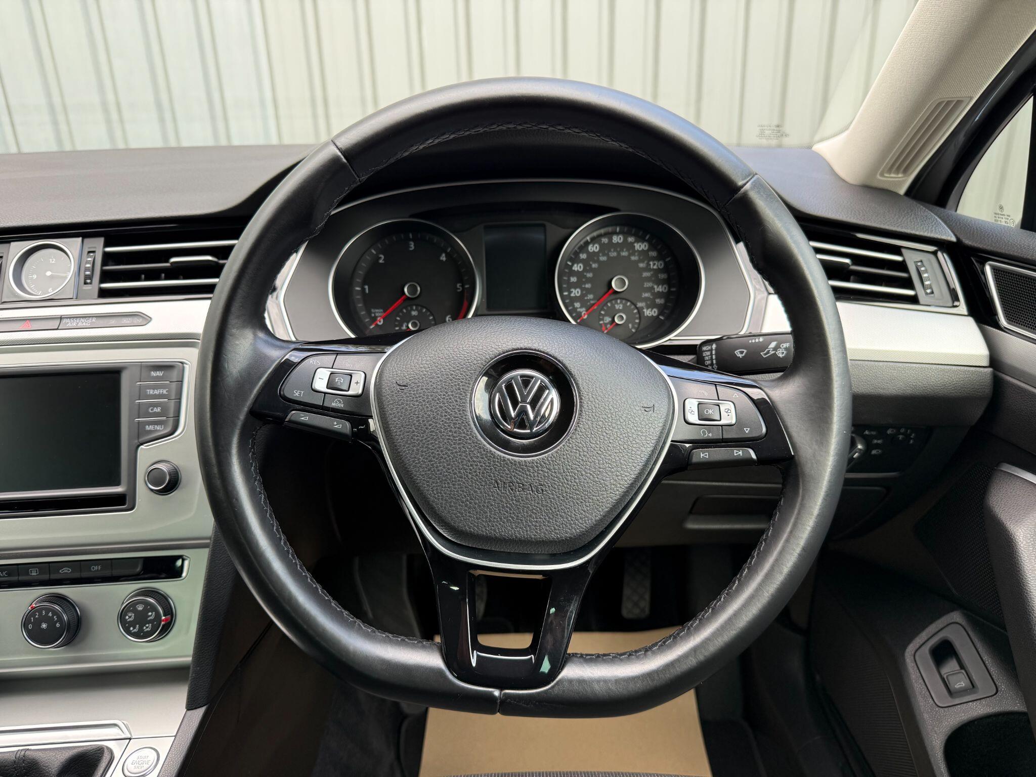 Volkswagen Passat view 24