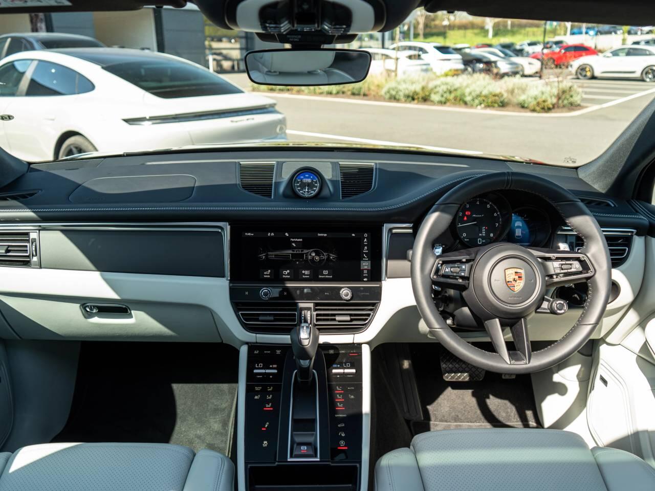 Porsche Macan view 37