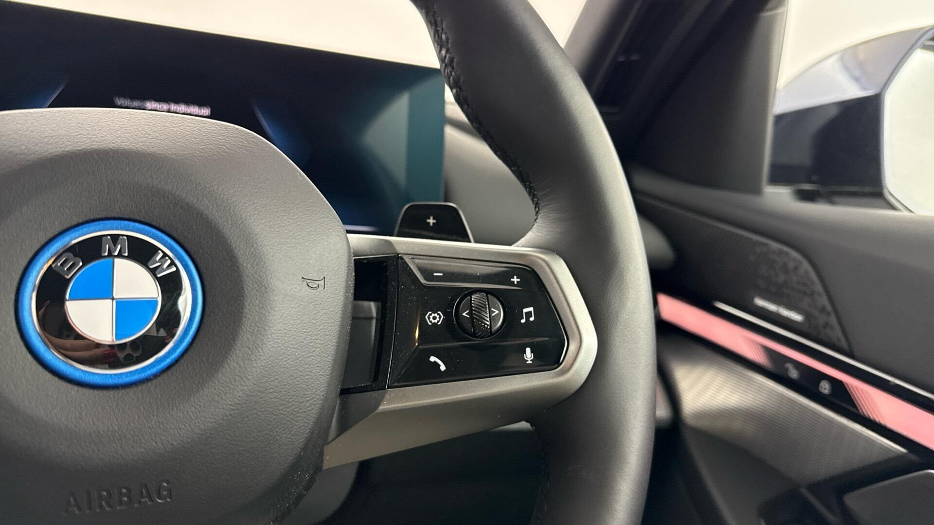 BMW 5 Series view 19