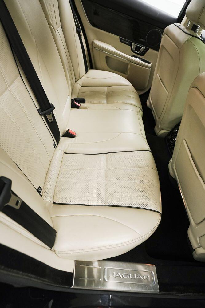 Jaguar XJ view 15