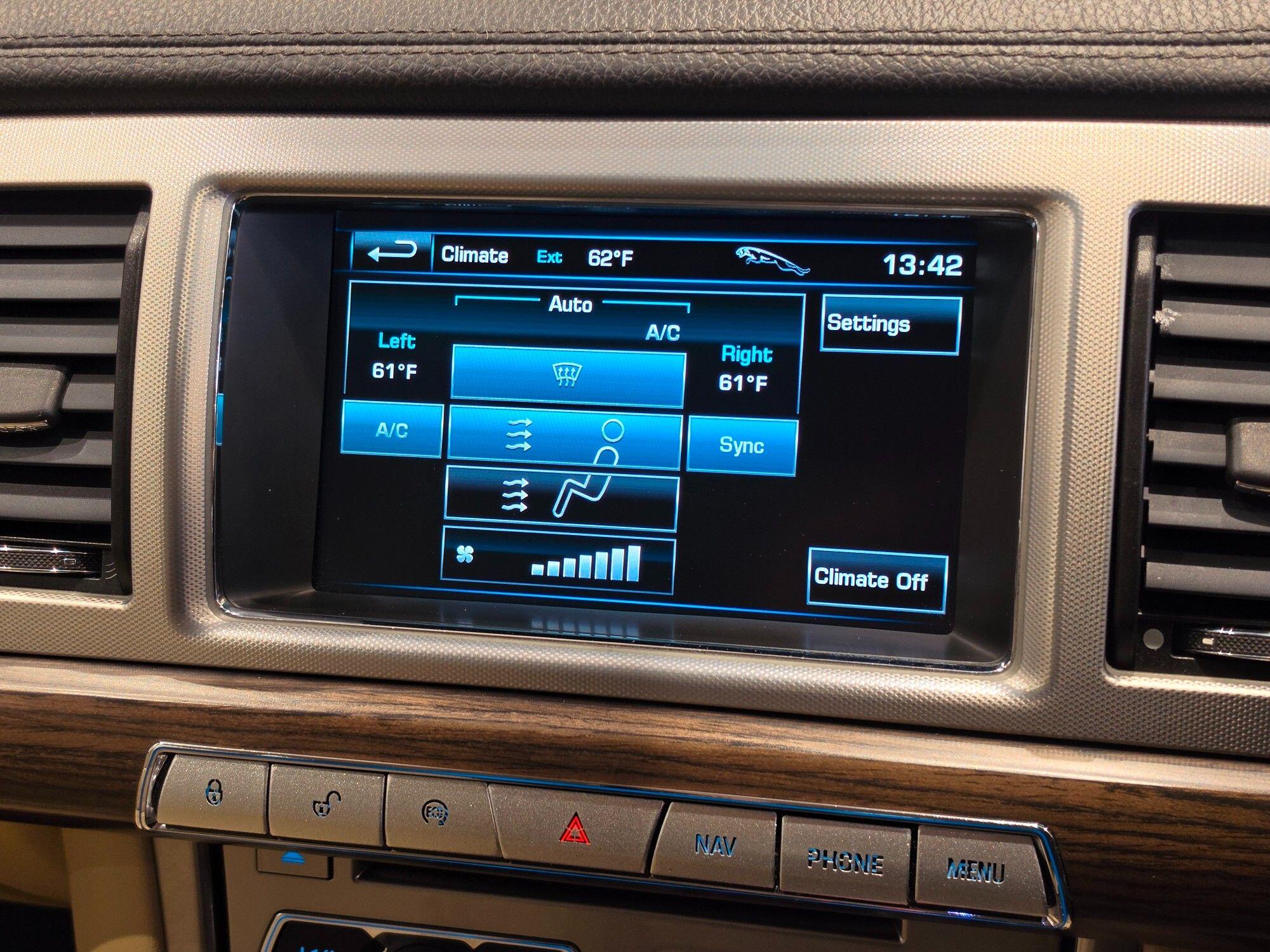 Jaguar XF view 40