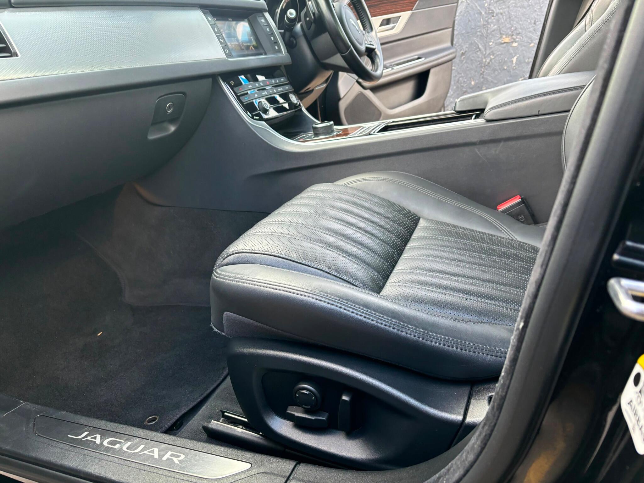 Jaguar XF view 21
