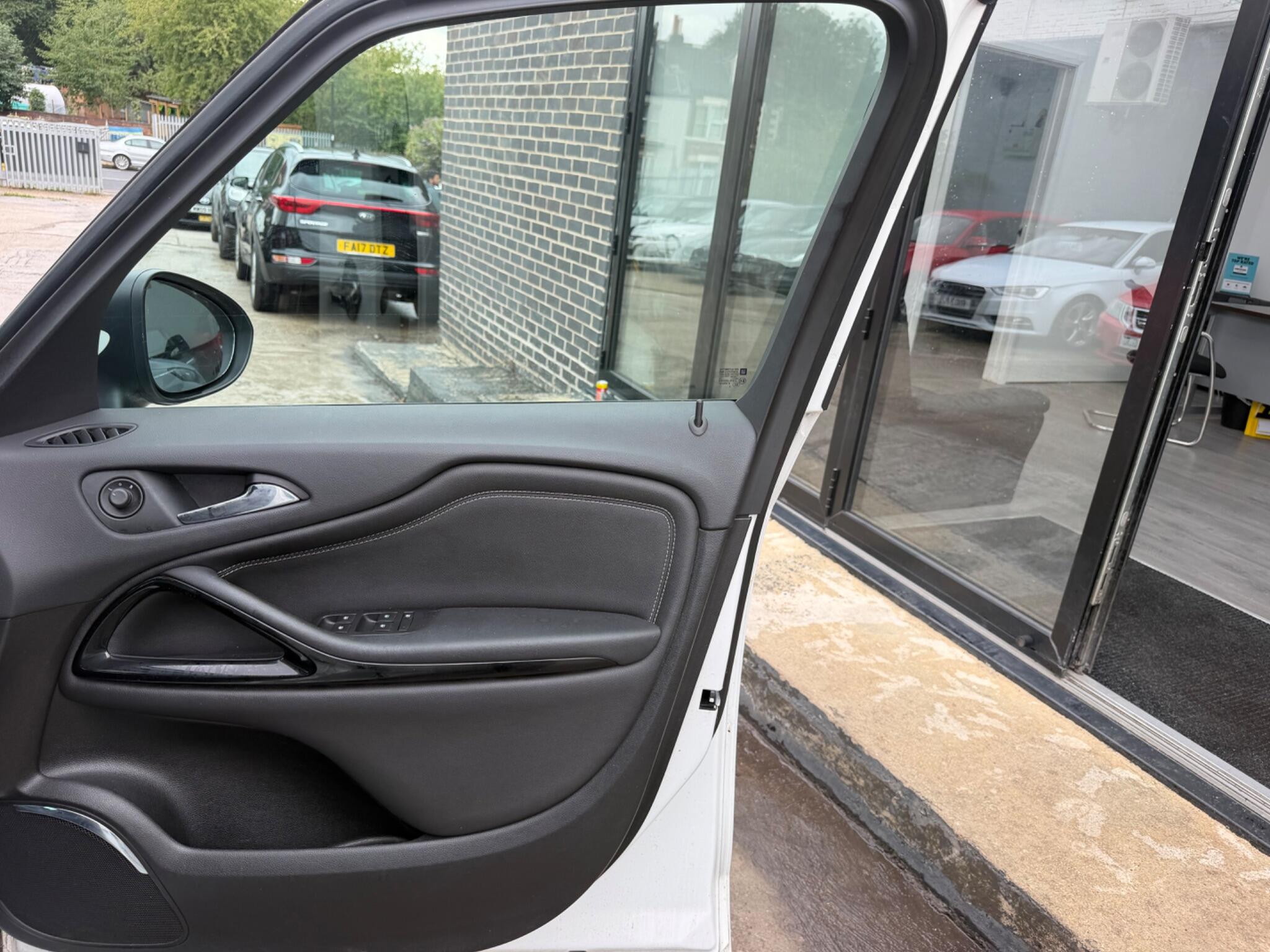 Vauxhall Zafira Tourer view 9