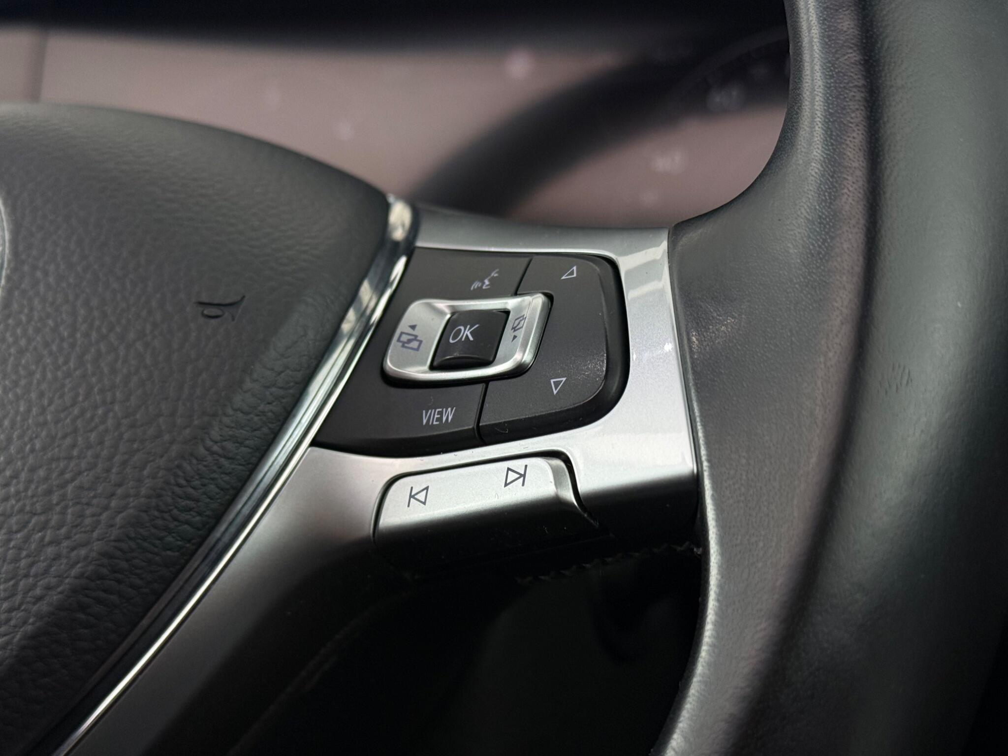 Volkswagen Touareg view 16