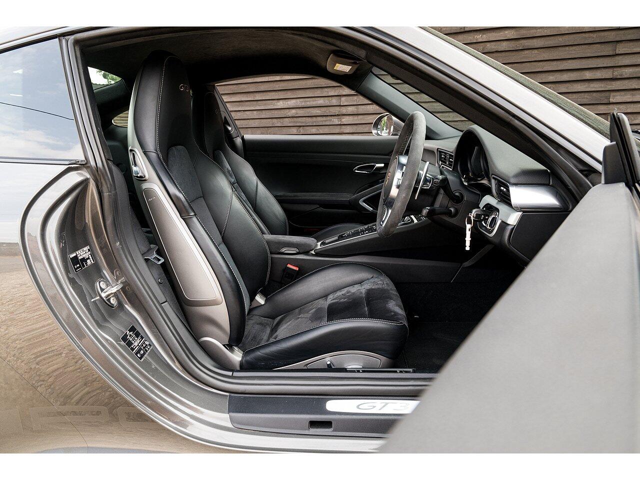 Porsche 911 view 35