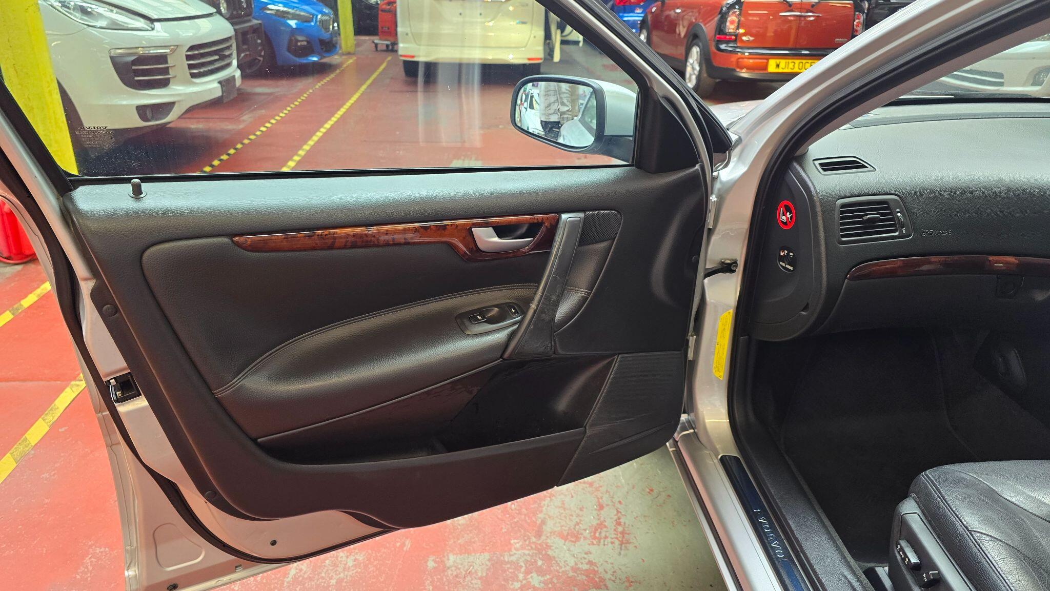 Volvo V70 view 12