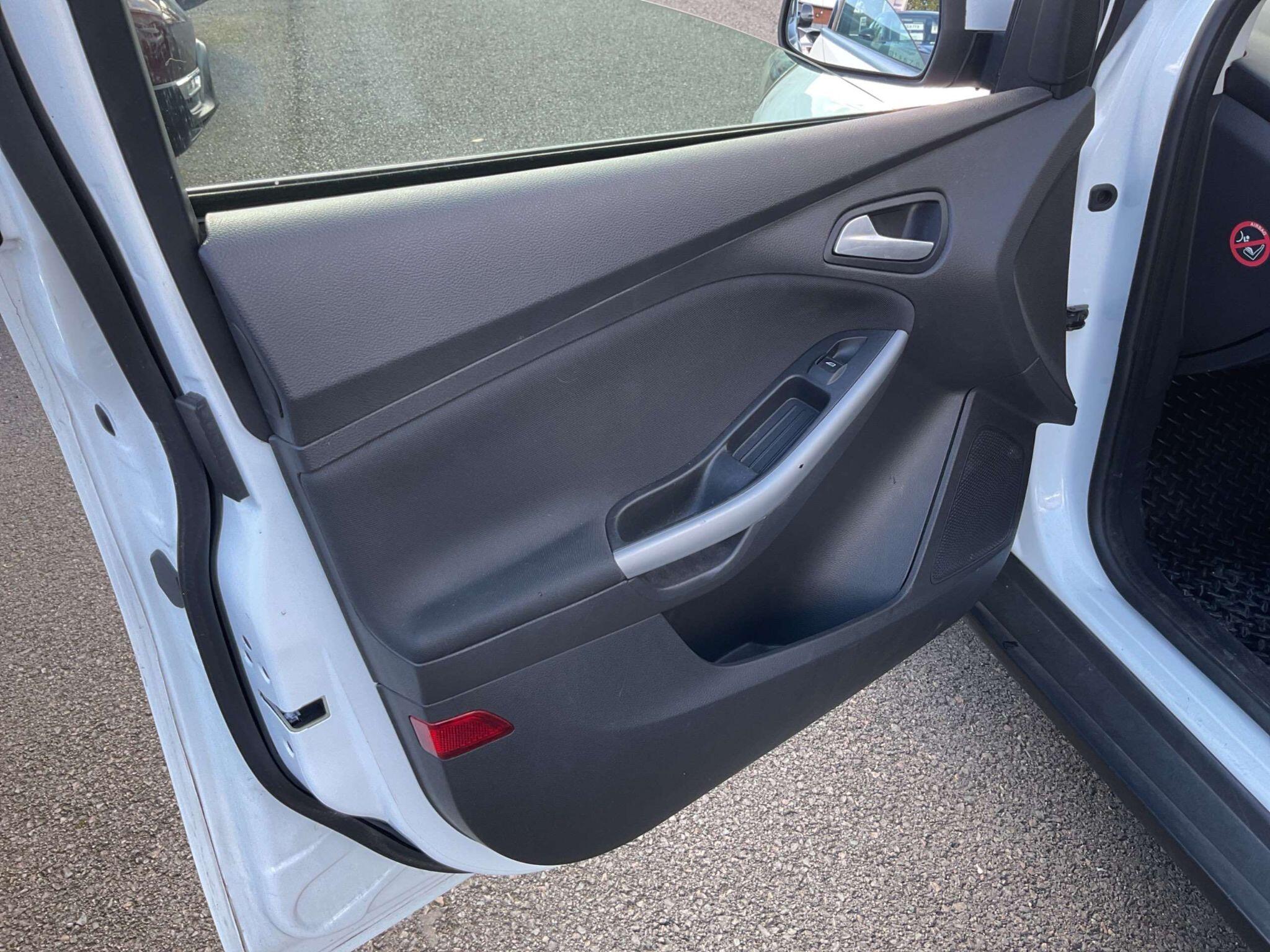 Ford Focus view 8