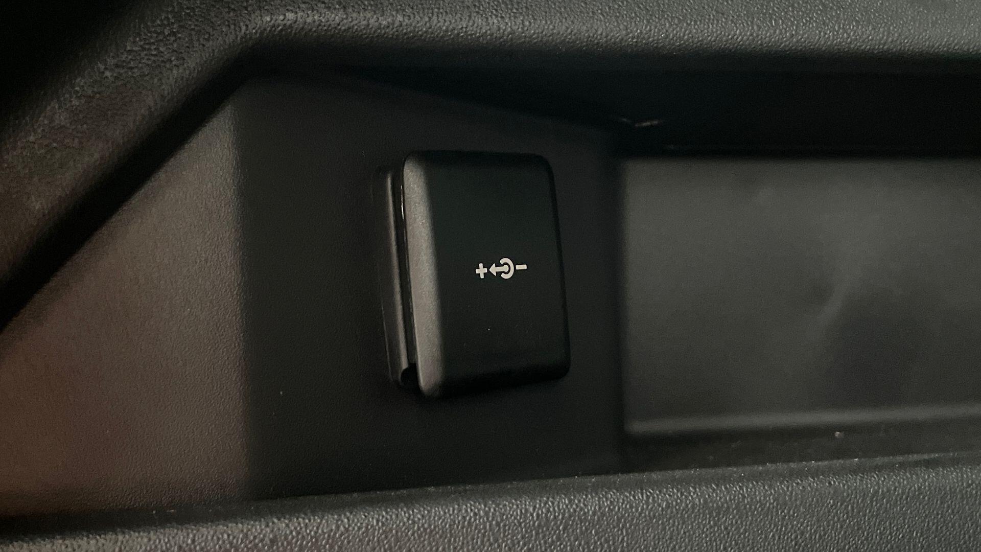 Land Rover Discovery Sport view 27