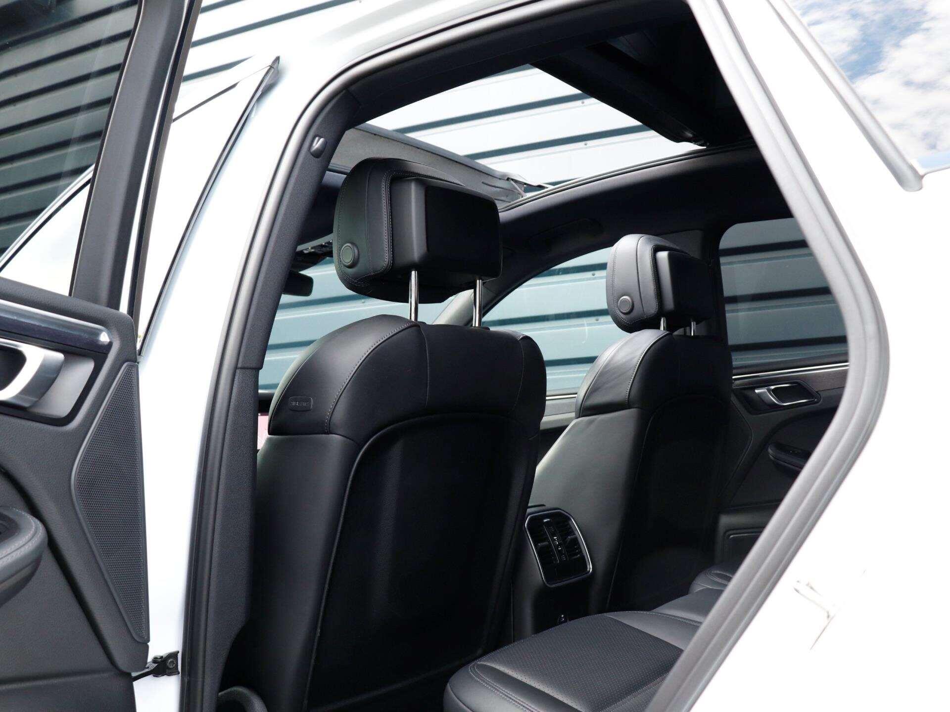 Porsche Macan view 29