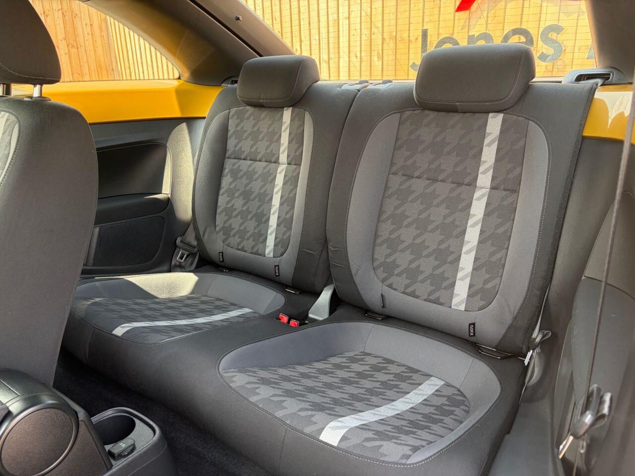 Volkswagen Beetle view 20