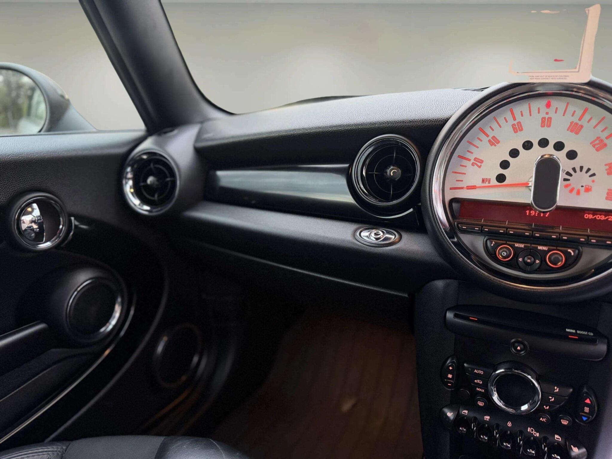 Mini Convertible view 32