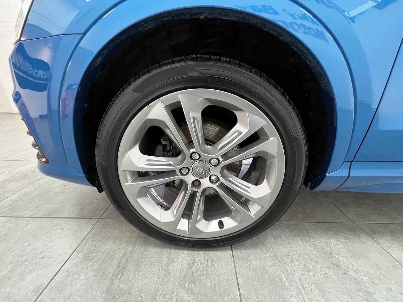 Audi Q3 view 16