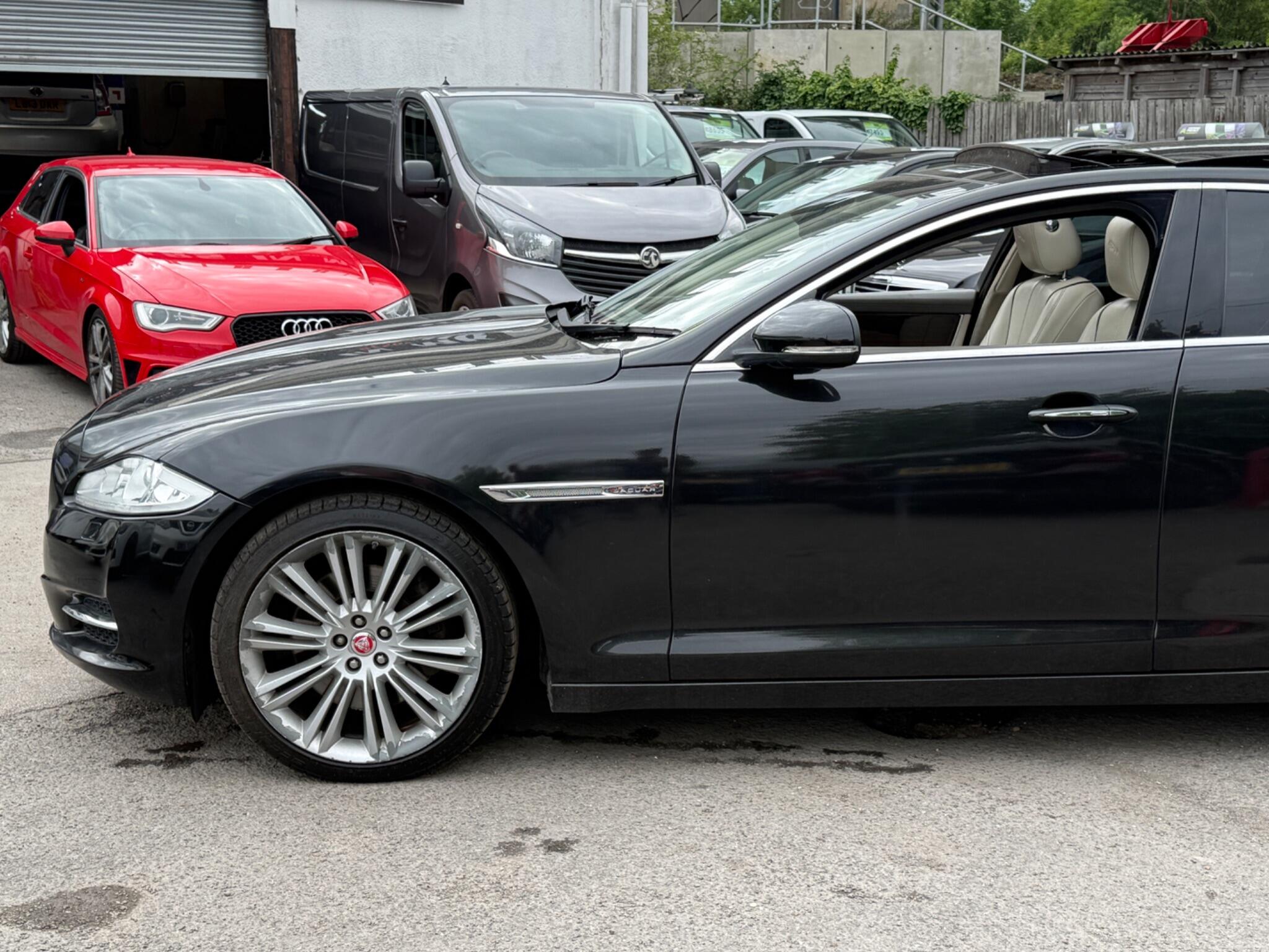 Jaguar XJ - Image 14