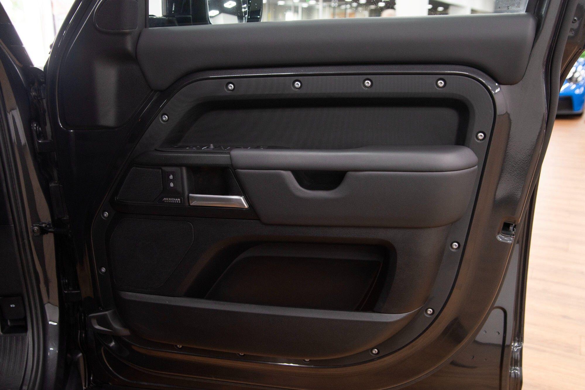 Land Rover Defender 110 view 20