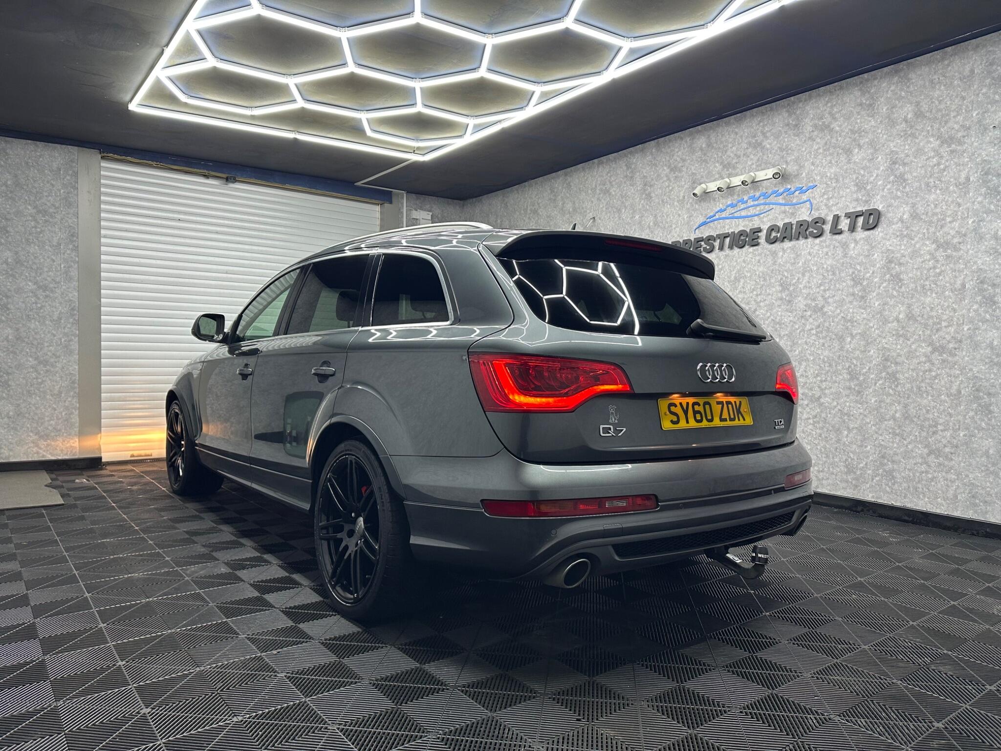 Audi Q7 view 6