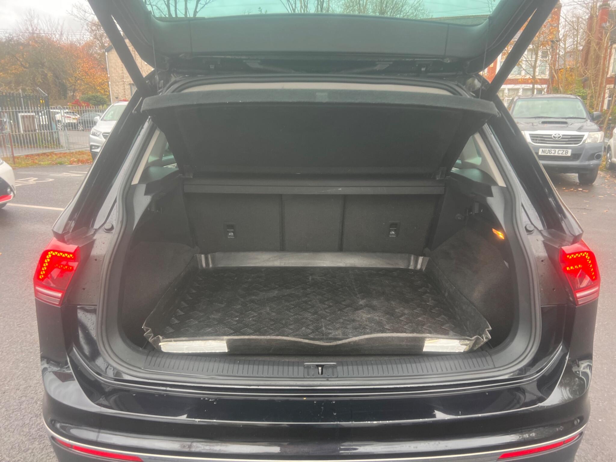 2017 Volkswagen Tiguan 2.0 TDI BlueMotion Tech SEL Euro 6 (s/s) 5dr • 52,000 miles image 18
