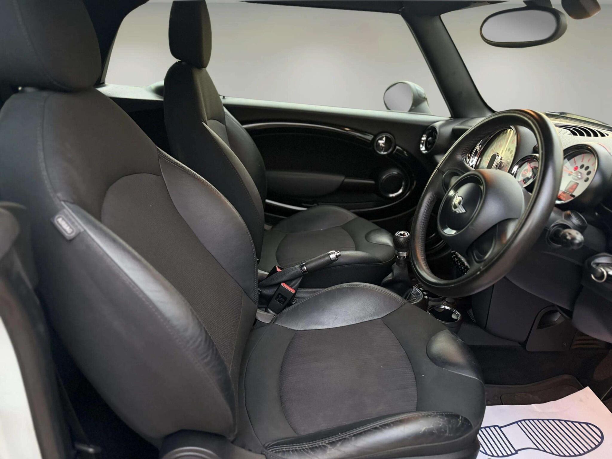 Mini Convertible view 28