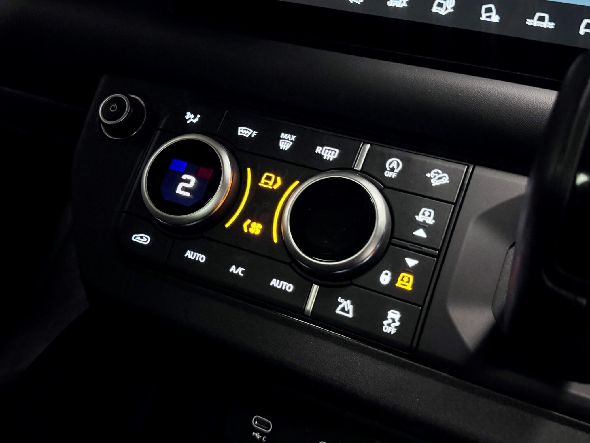 Land Rover Defender 110 view 39