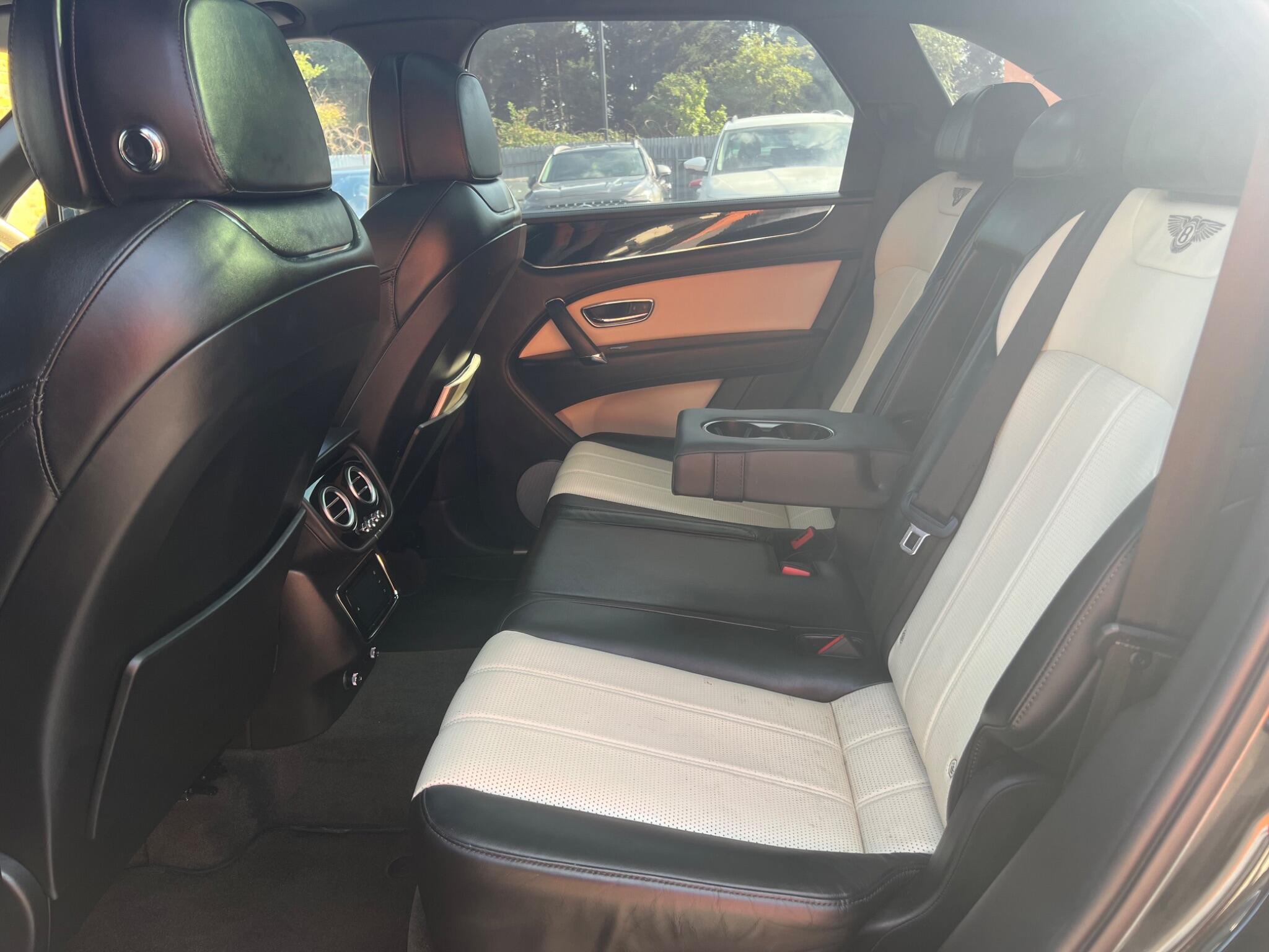 Bentley Bentayga view 36