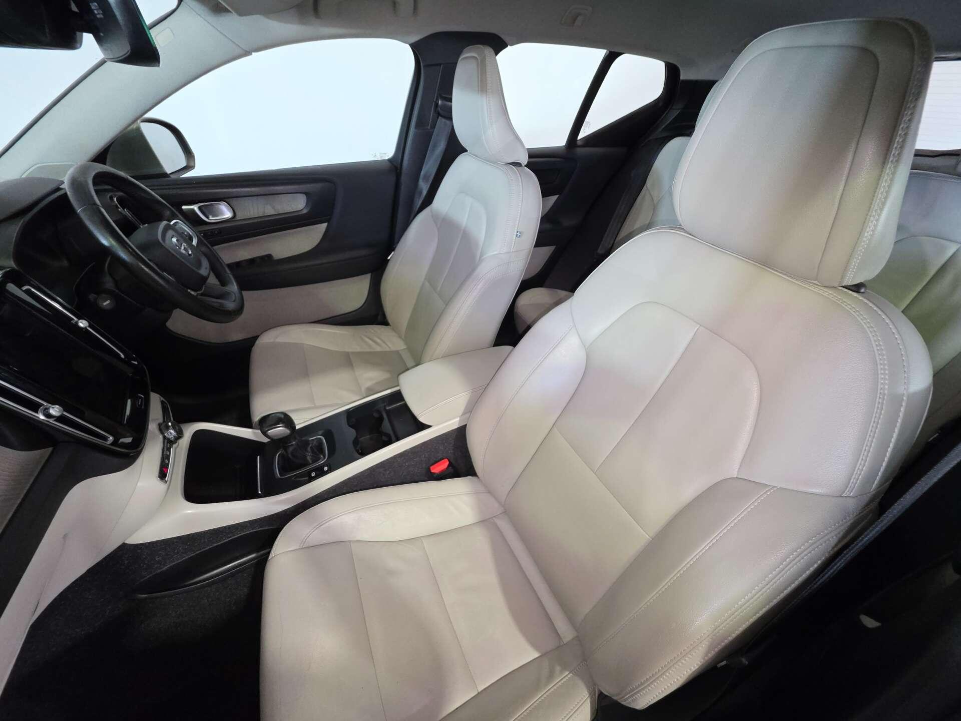 Volvo XC40 view 60