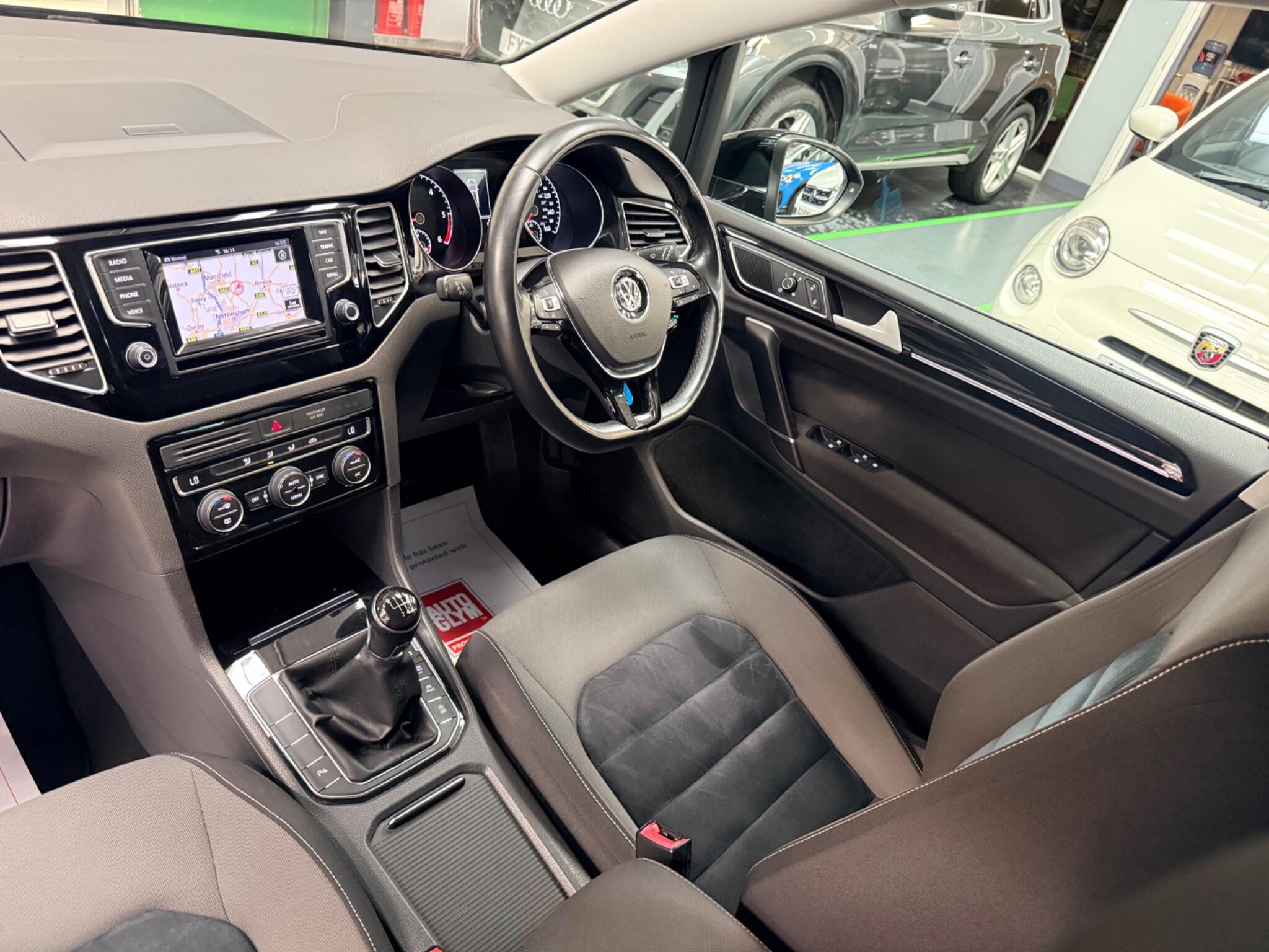 Volkswagen Golf Sportsvan view 3