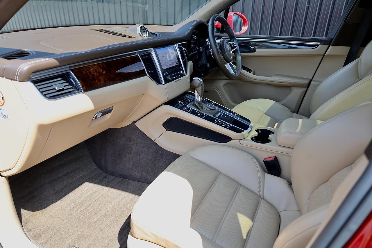 Porsche Macan view 3