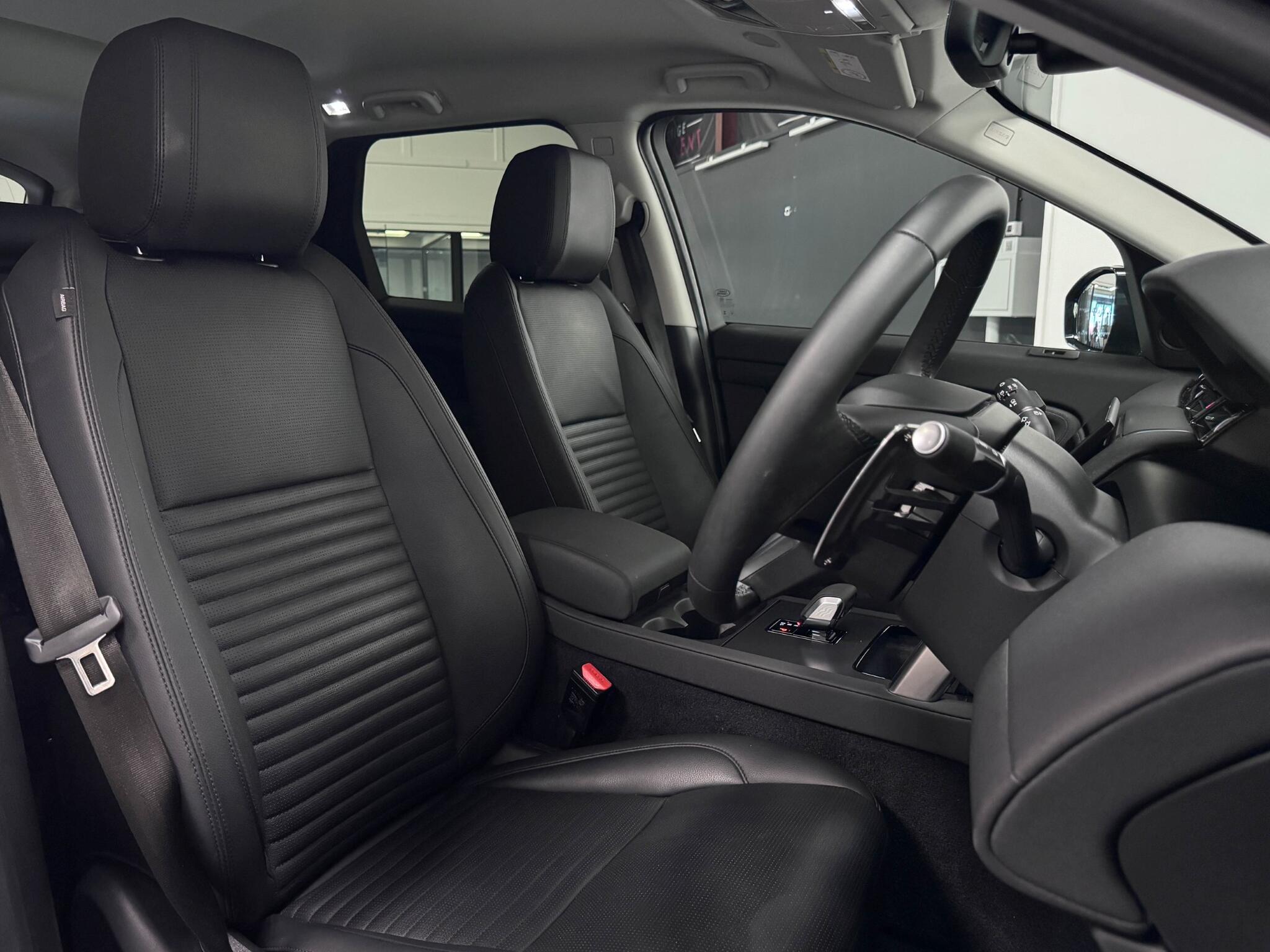 Land Rover Discovery Sport view 32