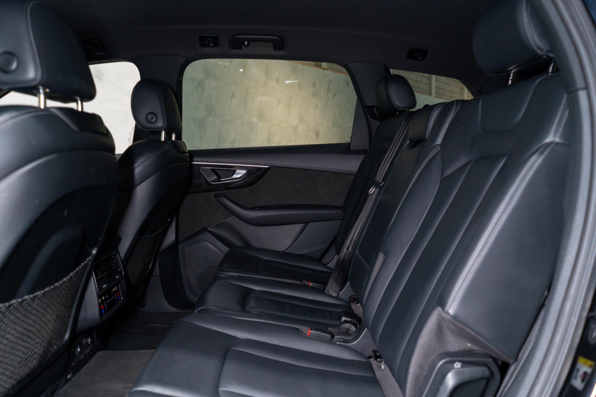 Audi Q7 view 16