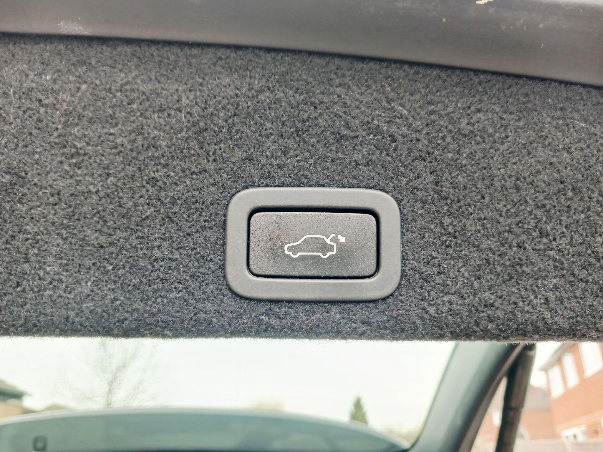 2017 Volvo XC60 image 30