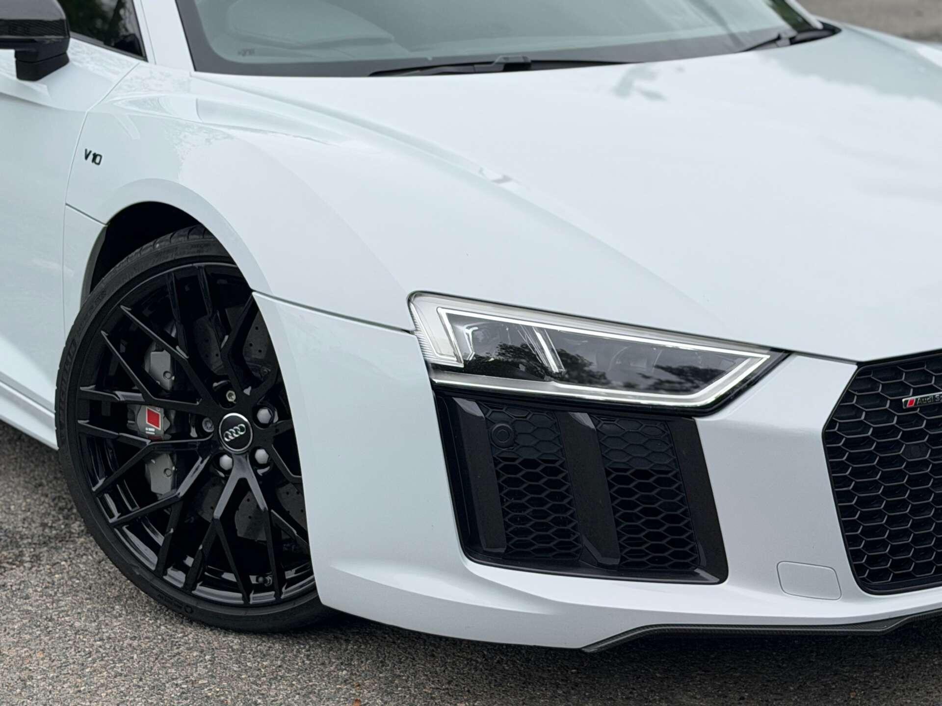 Audi R8 view 11