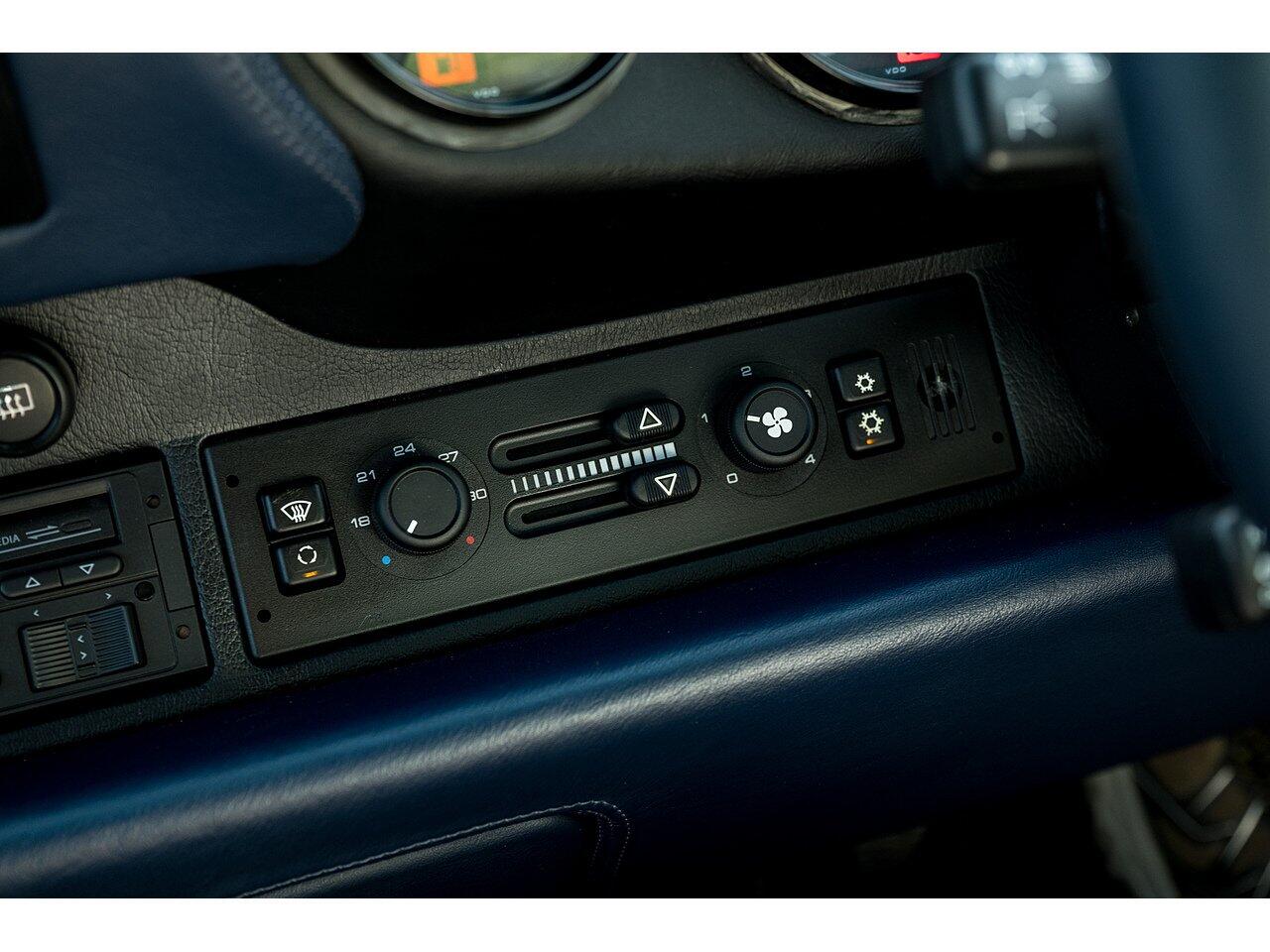 Porsche 911 view 34