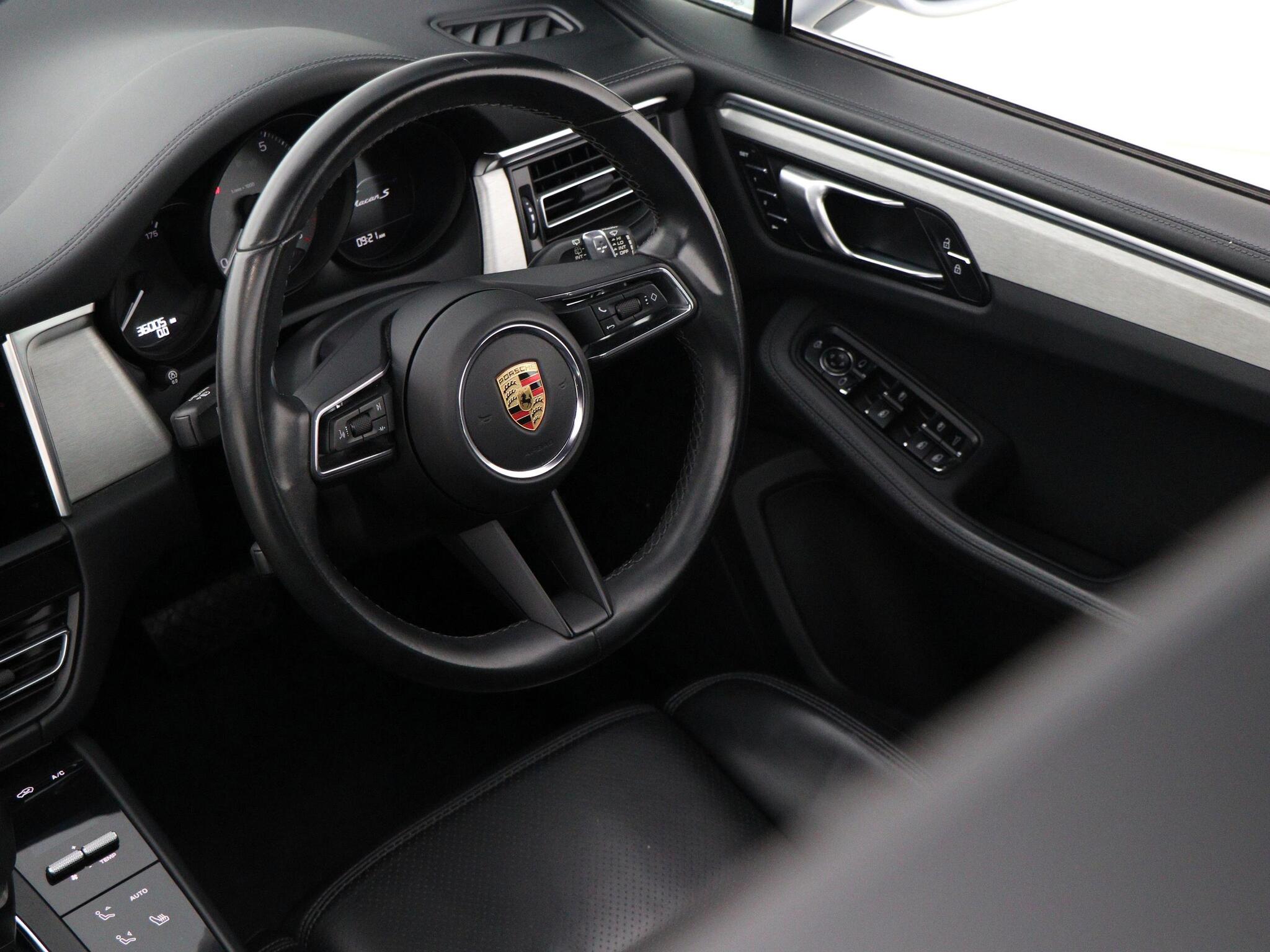 Porsche Macan view 27