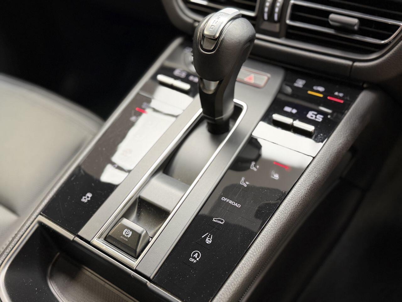 Porsche Macan view 44