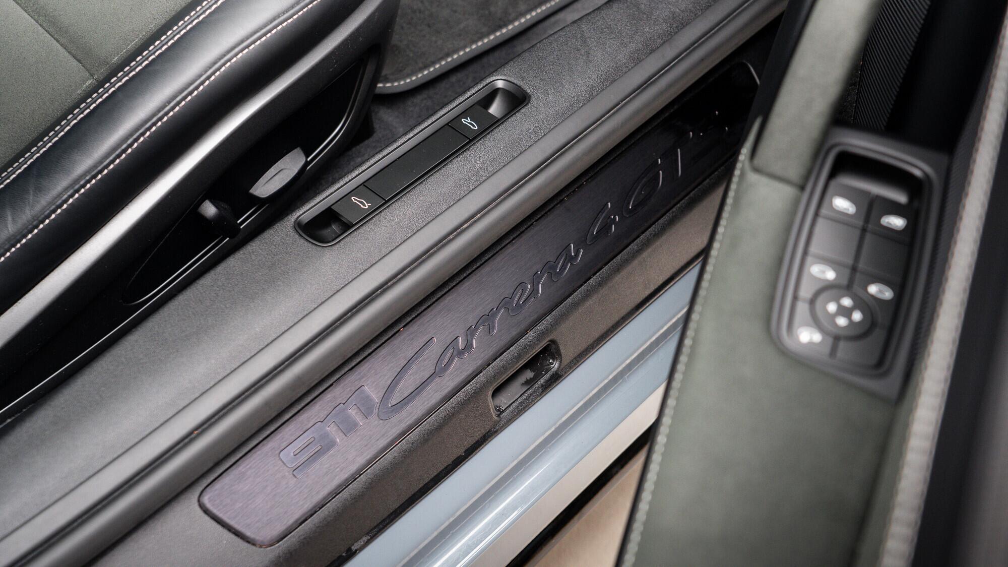 Porsche 911 view 40