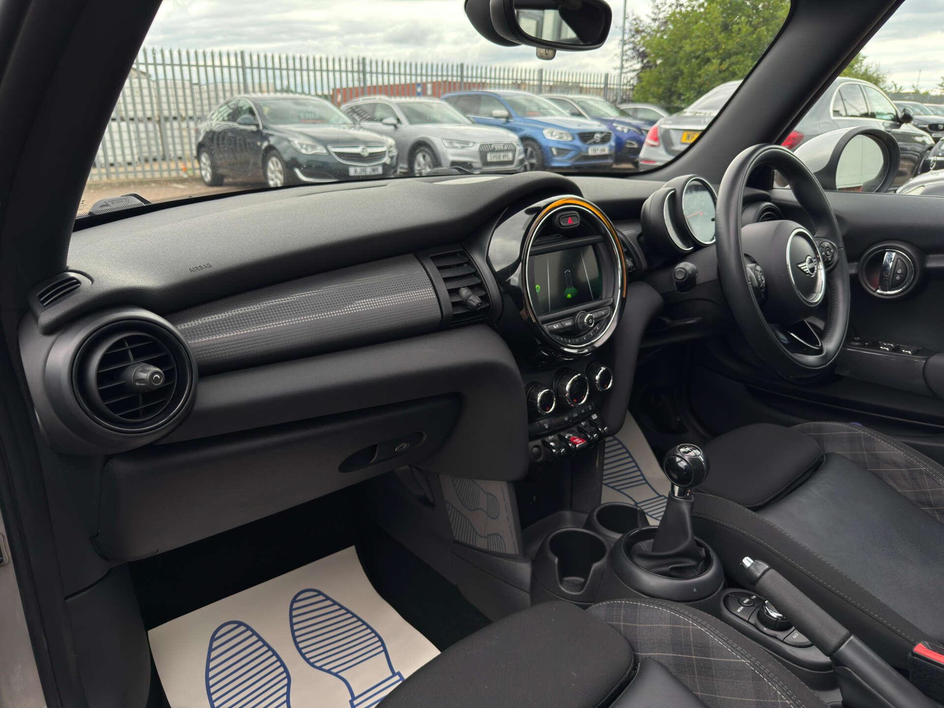 Mini Convertible view 30