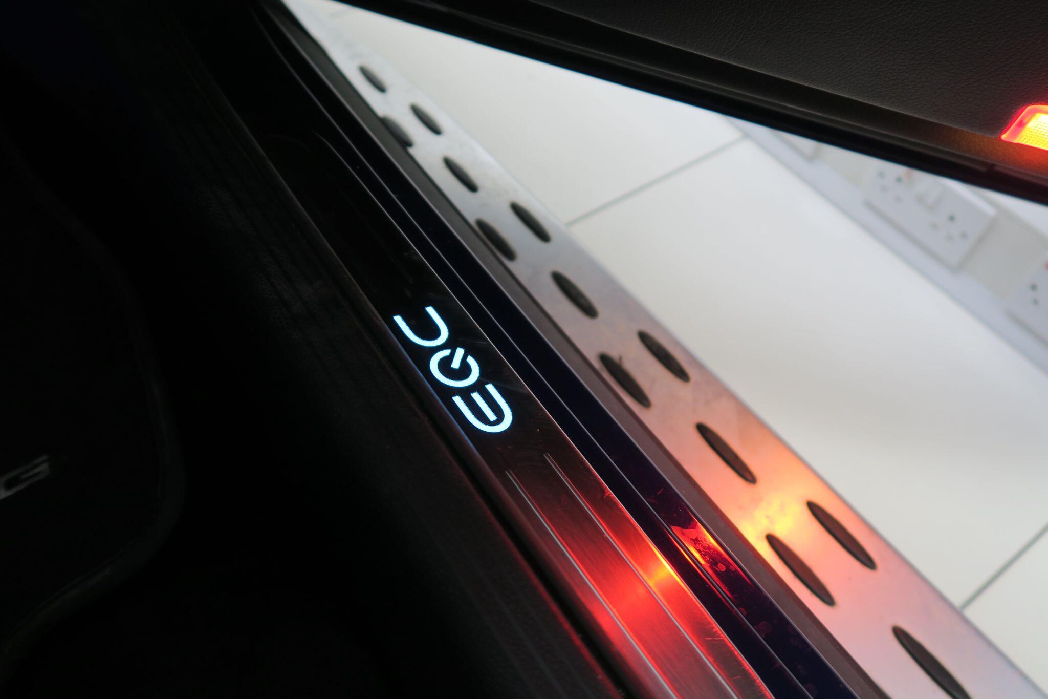 Mercedes-Benz EQC view 15