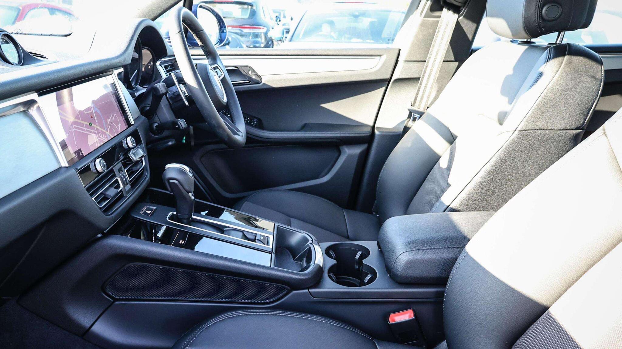 Porsche Macan view 11